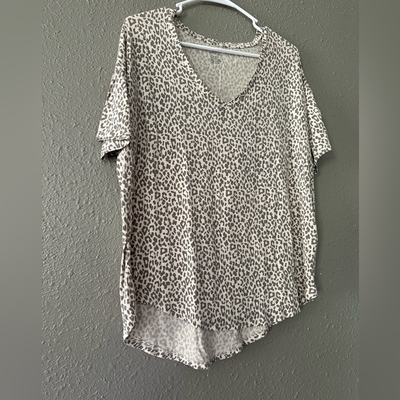 Woman’s American Eagle Medium Lightweight Leopard Print V-Neck Blouse Top - Picture 2 of 7